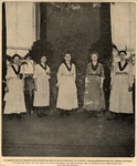 106721 Groepsportret van het bestuur van de Utrechtse Vrouwelijke Studenten Vereniging (U.V.S.V.): van links naar ...